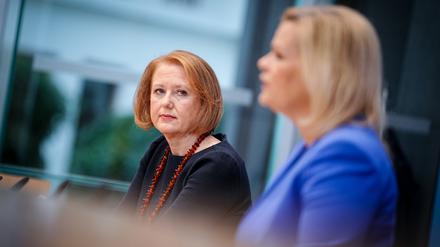 Lisa Paus (Bündnis 90/Die Grünen) und Nancy Faeser (SPD) bei einer Pressekonferenz zur polizeilichen Kriminalstatistik 2021.