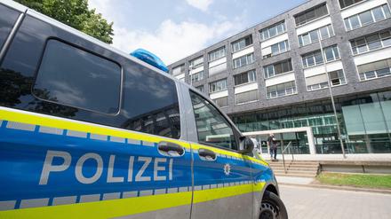 Ein Polizeiwagen steht vor dem Polizeipräsidium Frankfurt.