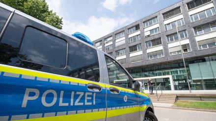 Ein Polizeiwagen steht vor dem Polizeipräsidium Frankfurt.