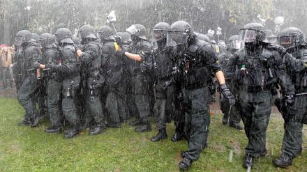 Die Polizei wird von der Politik im Regen stehen gelassen - nicht nur bei Bürgerprotesten in Stuttgart, meint die Polizeigewerkschaft.