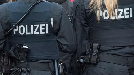 Das hessische LKA ermittelt weiter im Fall einer offenbar rechtsextremen Chatgruppe innerhalb der Polizei in Frankfurt.