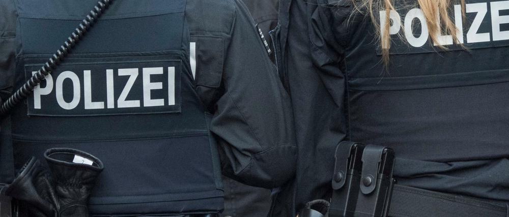 Das hessische LKA ermittelt weiter im Fall einer offenbar rechtsextremen Chatgruppe innerhalb der Polizei in Frankfurt.