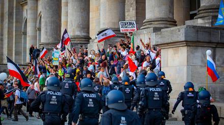 Corona-Rebellen vorneweg. Beim versuchten Sturm auf den Reichstag im August 2020 waren die "Corona Rebellen Düsseldorf" eine der treibenden Kräfte. 