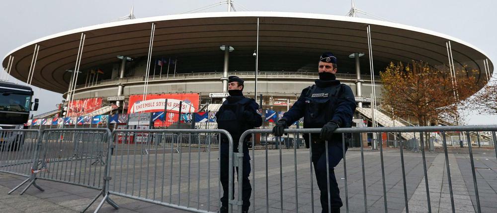 Angst vor Anschlägen: Polizisten vor dem Stade de France in Paris. 