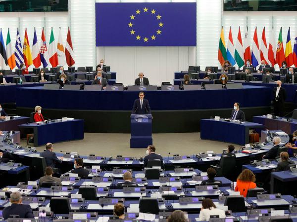 Polens Premier Mateusz Morawiecki macht sich mit seiner Rede unbeliebt im Europäischen Parlament. Die Anhänger zuhause feiern ihn. Und der Rat der Regierungschefs und die Kommission wollen keinen Kampf auf Biegen und Brechen.