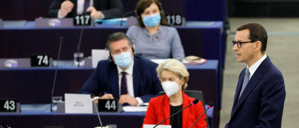 Polens Ministerpräsident Mateusz Morawiecki im Europäischen Parlament, im Hintergrund die Präsidentin der EU-Kommission, Ursula von der Leyen.