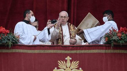 Papst Franziskus erteilte nach seiner Weihnachtsansprache im Vatikan den traditionellen Segen „Urbi et orbi“.