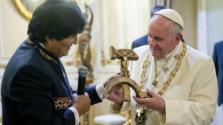 Freundliche Miene zum bescheuerten Geschenk: Papst Franziskus erhielt von Boliviens Präsident Evo Morales ein Kreuz aus Hammer und Sichel.