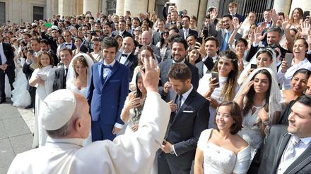 Papst Franziskus grüßt jungverheiratete Paare, die sich zur Generalaudienz am Petersplatz im Vatikan eingefunden haben. Fragen zu Ehe, Familie und Sexualmoral berühren das Grundverständnis der Kirche. 