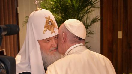 Papst Franziskus (rechts) und Patriarch Kyrill beim historischen Bruderkuss der beiden Kirchenoberhäupter auf Kuba