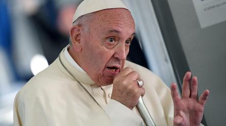 Papst Franziskus spricht auf seinem Rückflug von Polen nach Rom mit Journalisten. 