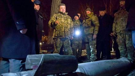 Petro Poroschenko, Präsident der Ukraine, zeigt sich demonstrativ am Abend vor den Verhandlungen in Minsk in Militäruniform in der ukrainischen Stadt Kramatorsk.