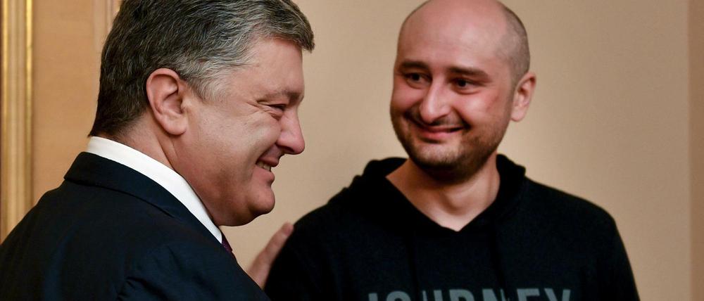 Der ukrainische Präsident Petro Poroschenko trifft Arkadi Babtschenko.