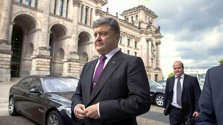 Petro Poroschenko, ukrainischer Präsidentschaftskandidat,vor dem Reichstagsgebäude in Berlin. 