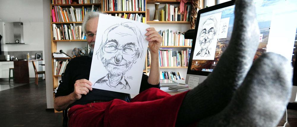 Selbstporträt von Klaus Stuttmann, Karikaturist vom Tagesspiegel, in seiner Wohnung in Berlin-Kreuzberg. 