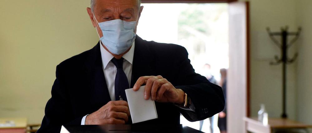 Portugals Präsident Marcelo Rebelo de Sousa gibt bei der Präsidentenwahl seine Stimme ab.