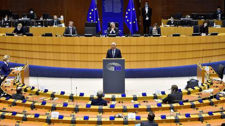 Gelichtete Reihen im Brüsseler EU-Parlament. Portugals Premier Antonio Costa spricht als Vertreter des rotierenden EU-Vorsitzes.