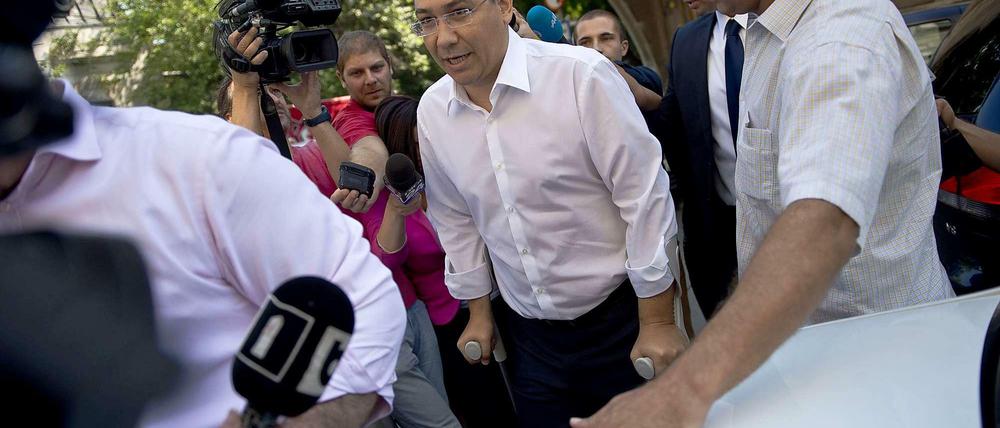 Noch verteidigt Rumäniens Ministerpräsident Victor Ponta sein Amt mit Klauen und Zähnen, sollte er aber angeklagt werden, muss er zurücktreten. So will es das Gesetz.