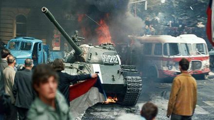 Demonstranten werfen 1968 in Prag brennende Fackeln auf sowjetische Panzer.