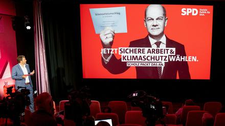 Mahnung an die Briefwähler: SPD-Kandidat Olaf Scholz erinnert sie auf diesem Plakat daran, "Sichere Arbeit und Klimaschutz" zu wählen.