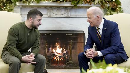 Joe Biden (r), Präsident der USA, spricht mit Wolodymyr Selenskyj, Präsident der Ukraine, im Oval Office des Weißen Hauses. 