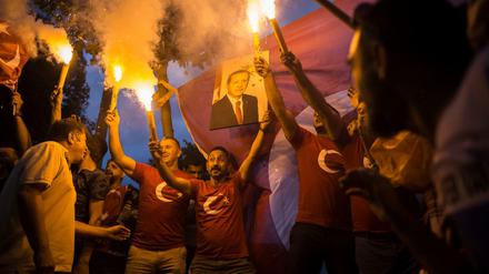 Anhänger des türkischen Präsidenten Erdogan jubeln nach der Verkündung der vorläufigen Wahlergebnisse auf den Straßen Ankaras. der türkischen Hauptstadt vor dem Sitz der regierenden AKP-Partei. 