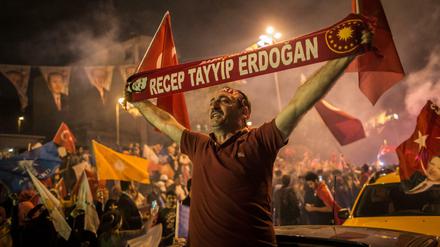 Anhänger Erdogans jubeln nach der Verkündung der vorläufigen Wahlergebnisse in Istanbul.