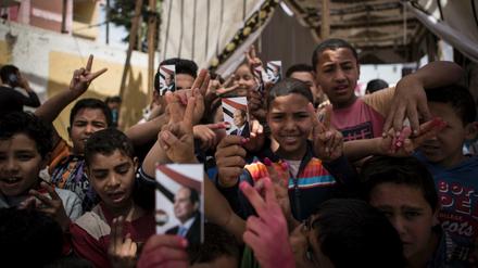 Alle für einen: Ägyptens Präsident al Sisi stand als Sieger der Wahl eigentlich fest - sein einziger Gegenkandidat war ein Unterstützer. Wahlwerbung wurde dennoch intensiv gemacht - auch von Kindern direkt vorm Wahllokal. 