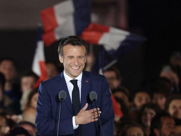 Wie befreit: Emmanuel Macron feiert am Sonntagabend die Wiederwahl mit Anhängern auf dem Champ de Mars in Paris. 