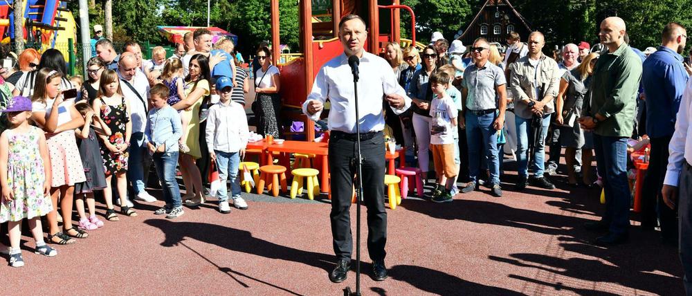 Wahlkampf auf einem Spielplatz: Präsident Andrzej Duda am Wochenende in Niederschlesien. 