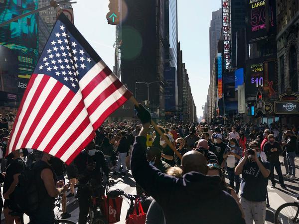 Menschen feiern auf dem Times Square, in New York.