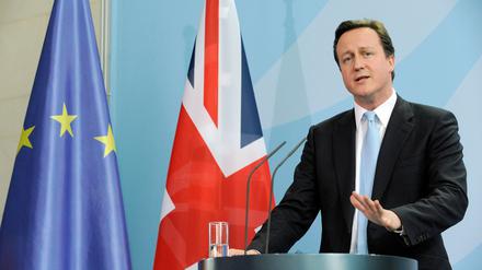 David Cameron vor europäischer und britischer Flagge.