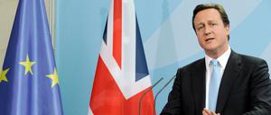 David Cameron vor europäischer und britischer Flagge.
