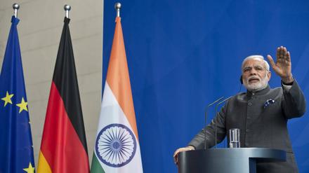 In Berlin willkommen: Die Bundesregierung würde Indiens Premierminister Narendra Modi (hier 2015 auf Besuch in Berlin) gerne stärker an den Westen binden, wird aber keinen Druck aubauen.