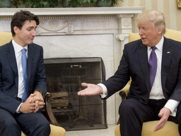 US President Donald Trump hält Kanadas Premierminister Justin Trudeau die Hand hin.