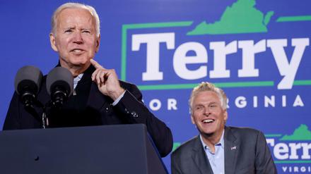 US-Präsident Joe Biden (links) macht am Dienstag in Virginia Wahlkampf für den Demokraten Terry McAuliffe. 