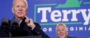 US-Präsident Joe Biden (links) macht am Dienstag in Virginia Wahlkampf für den Demokraten Terry McAuliffe. 