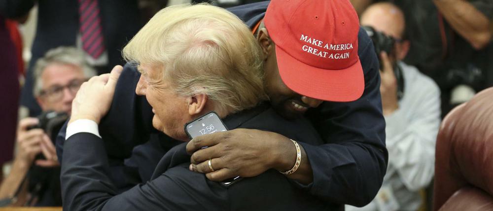 Rapper Kanye West umarmt Donald Trump im Oval Office.