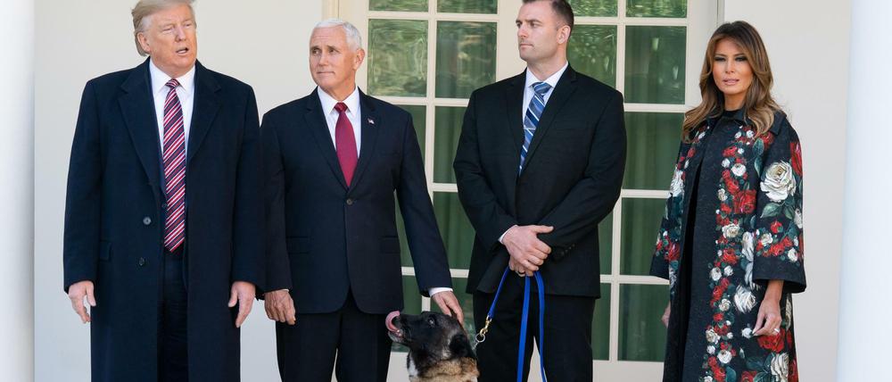 US-Präsident Donald Trump ehrte am Montag Schäferhund Conan vor dem Weißen Haus.