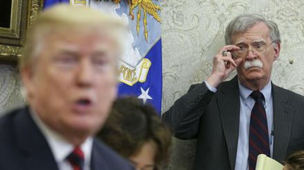 Ein Bild aus gemeinsamen Tagen: Donald Trump spricht, John Bolton lauscht. 