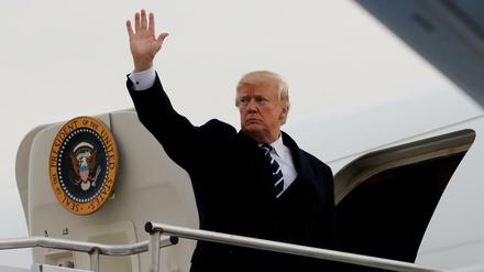 Abschied oder Ankunft? US-Präsident Donald Trump steigt in die Air Force One. 