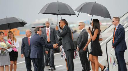 Am Flughafen wurde US-Präsident Barack Obama (Mitte) vom kubanischen Außenminister Bruno Rodriguez begrüßt.