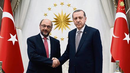 Martin Schulz, hier bei einem Besuch in der Türkei, will mit dem Land weiter über einen EU-Beitritt verhandeln.