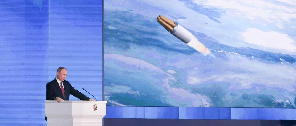 Wladimir Putin präsentiert im März 2018 neue Waffensysteme.