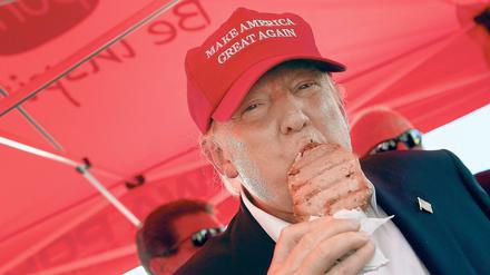 Bei einer Wahlkampfveranstaltung isst Donald Trump ein Schweinekotelett am Stiel. (Archivbild 2015)