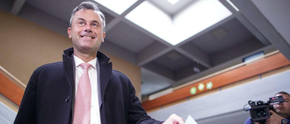 Norbert Hofer, der Kandidat der rechtpopulistischen Partei FPÖ gibt seine Stimme bei der Bundespräsidentenwahl ab.