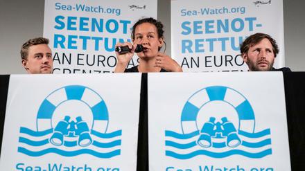 Die Sea-Watch Sprecher Marie Naaß (Mitte) und Ruben Neugebauer (rechts) auf der Pressekonferenz am Dienstag in Berlin.