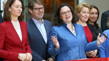 Im Beisein der Mitglieder des Vorstands äußert sich Andrea Nahles (M), Vorsitzende der SPD, nach der Sitzung des SPD-Vorstands bei einer Pressekonferenz im Willy-Brandt-Haus.