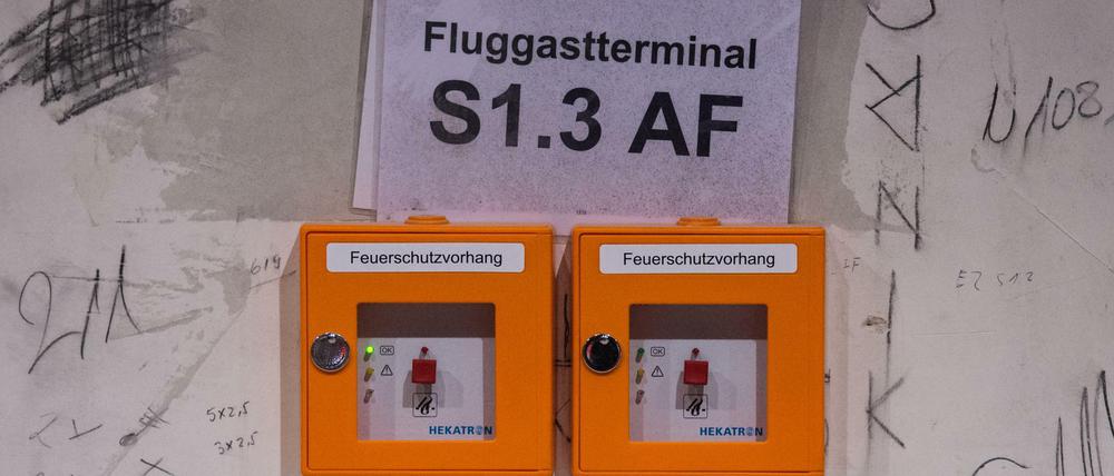 Zwei Auslöser für einen Feuerschutzvorhang im Fluggastterminal des Hauptstadtflughafens Berlin Brandenburg Willy Brandt (BER). 