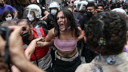 Pride-Parade in Istanbul: Polizisten halten Demonstrierende fest. 